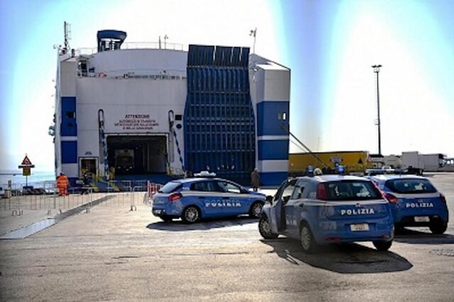 Sbarco migranti dalla Ocean Viking ad Ancona