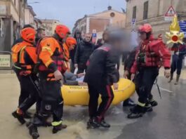 Ad Ancona straripa l'Aspio: strade allagate e zone isolate