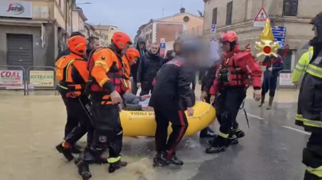 Ad Ancona straripa l'Aspio: strade allagate e zone isolate